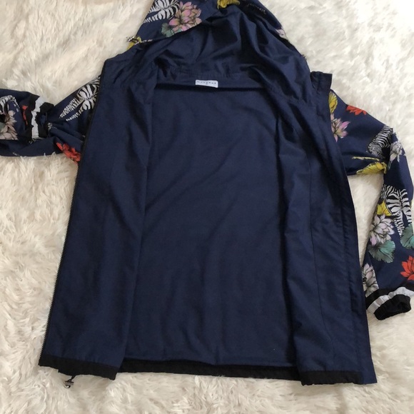 SOLD! Mavrans Pantera Windbreaker Full Zip with zebra floral print 🦓🌸 - Picture 5 of 7